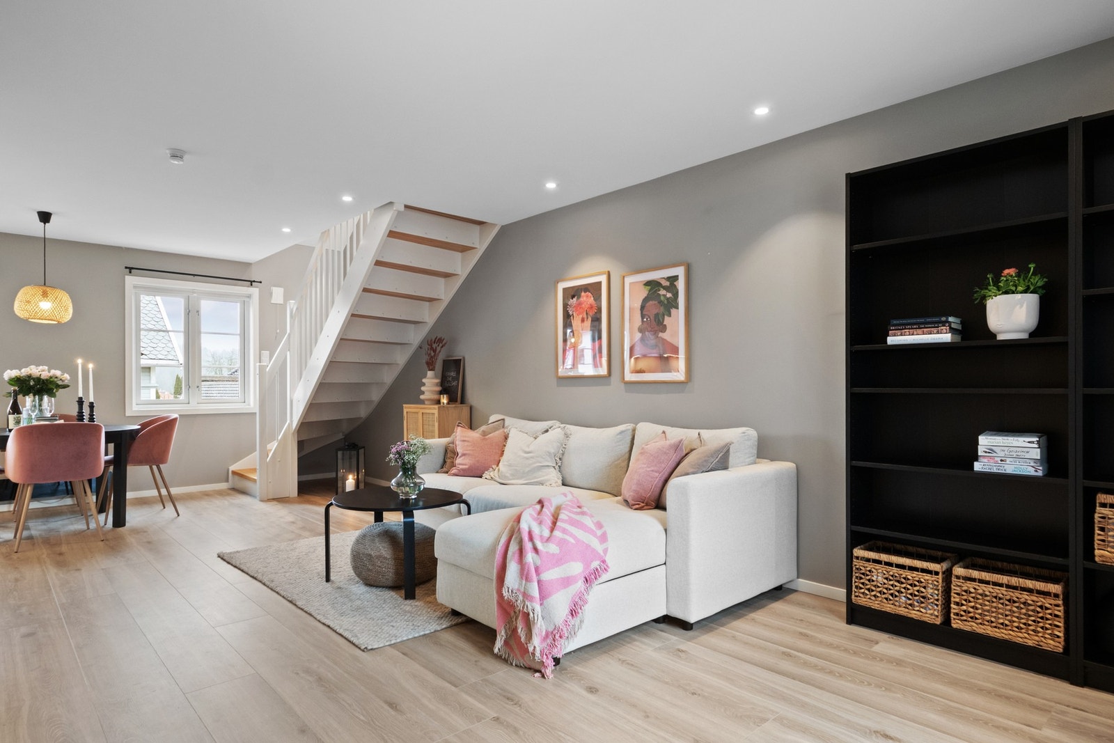 Dette er lys og oppgradert leilighet over to plan - sentral beliggenhet i Tønsberg | Oppgradert i 2018 | Bod og vaskerom i kjeller Galleribilde