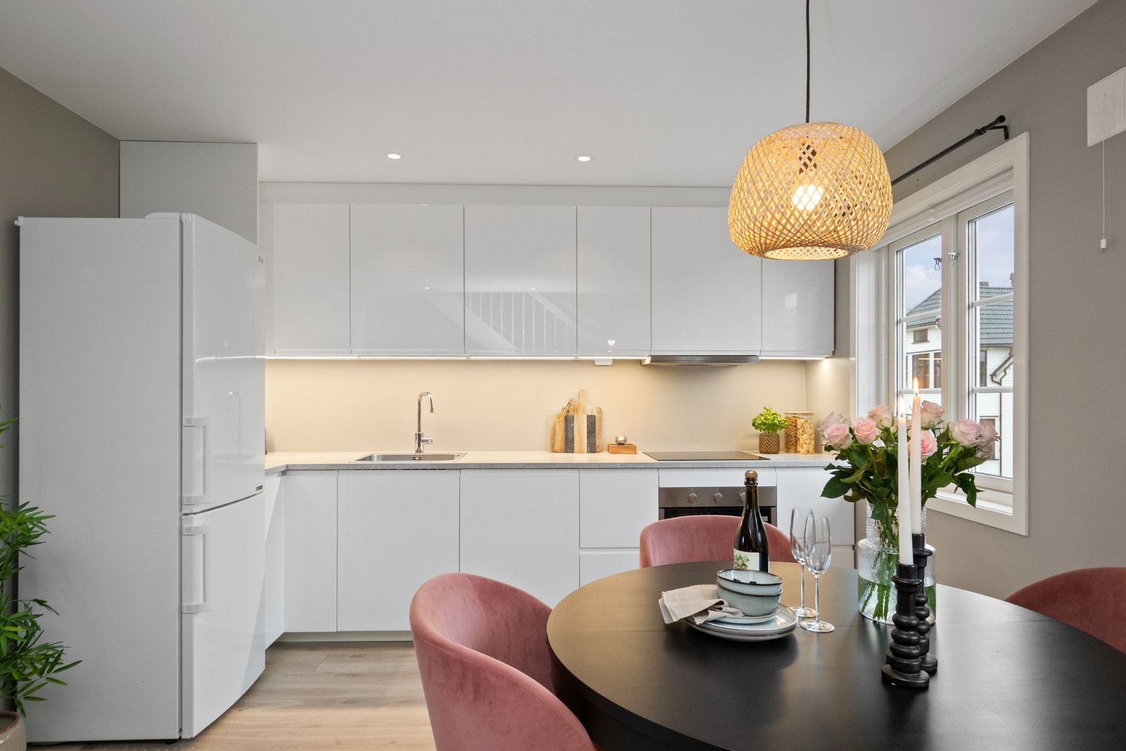 Det er underlimt vaskekum i laminatbenkeplate, ventilator og andre integrerte hvitevarer som stekeovn, koketopp og oppvaskmaskin. Galleribilde