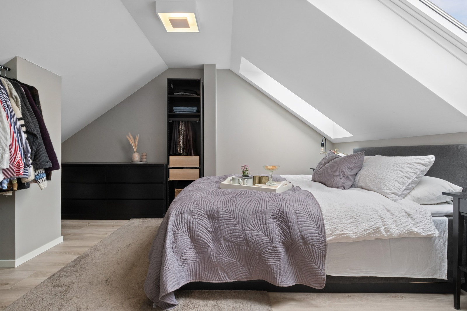 Soverommet har adkomst via skyvedør og er innredet med enstavs parkett på gulvet og samme gråfarge på veggene som i øvrige oppholdsrom. Galleribilde