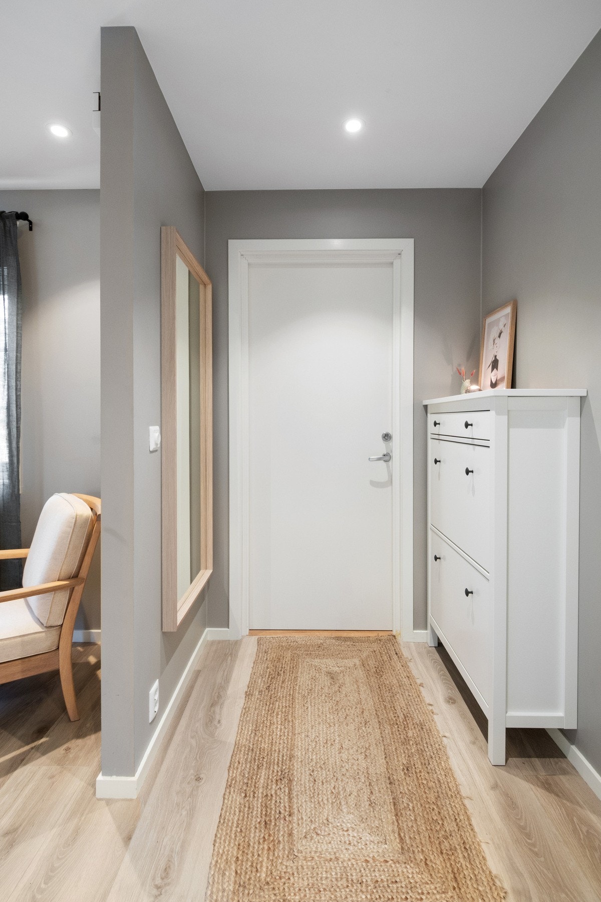 Leiligheten har adkomst fra et felles inngangsparti og har trapp til etasjeplan, andre etasje. Inngangsdøren var ny i 2017 og viser vei inn til delikat innredet entré som ble pusset opp i 2018, i likhet med øvrige boligrom. Galleribilde