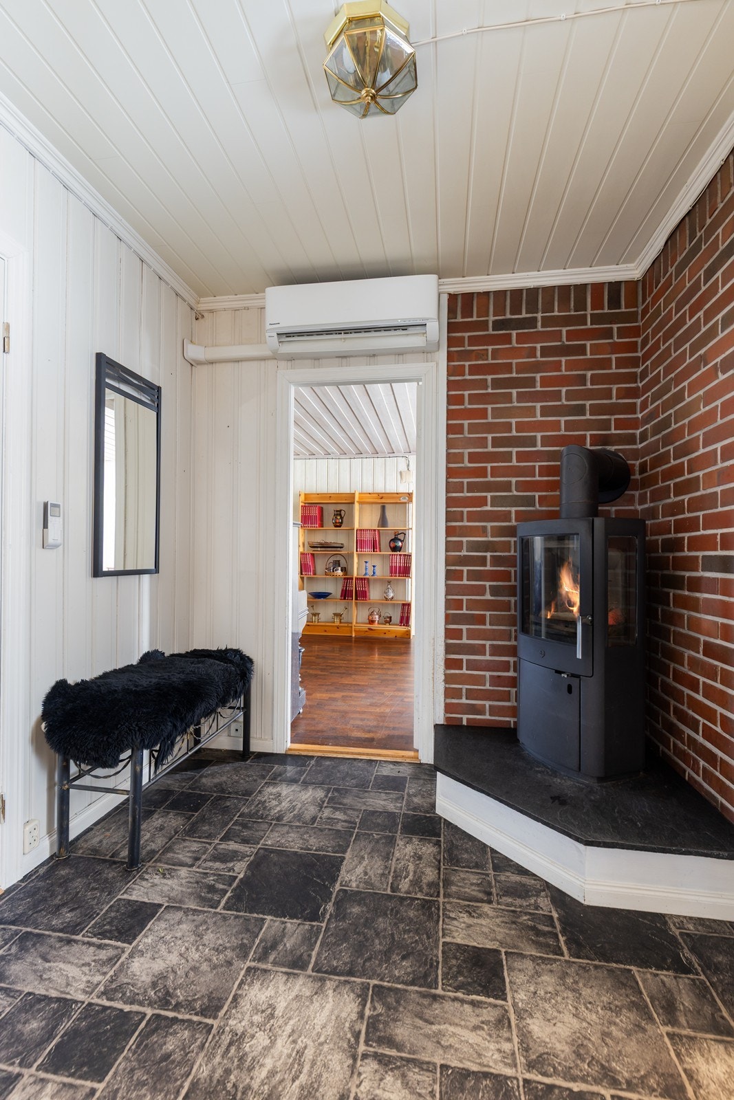 Det er innstallert varmepumpe ved adkomsten til kjellerstuen/ peisstuen Galleribilde