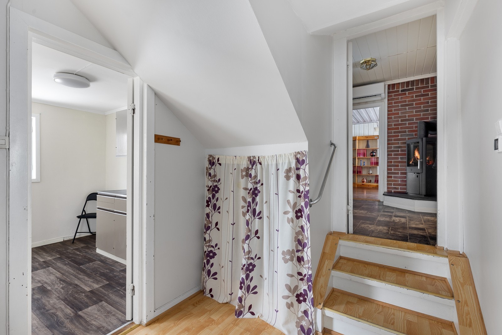 En halvetasje ned er det innredet hybel og vaskerom Galleribilde