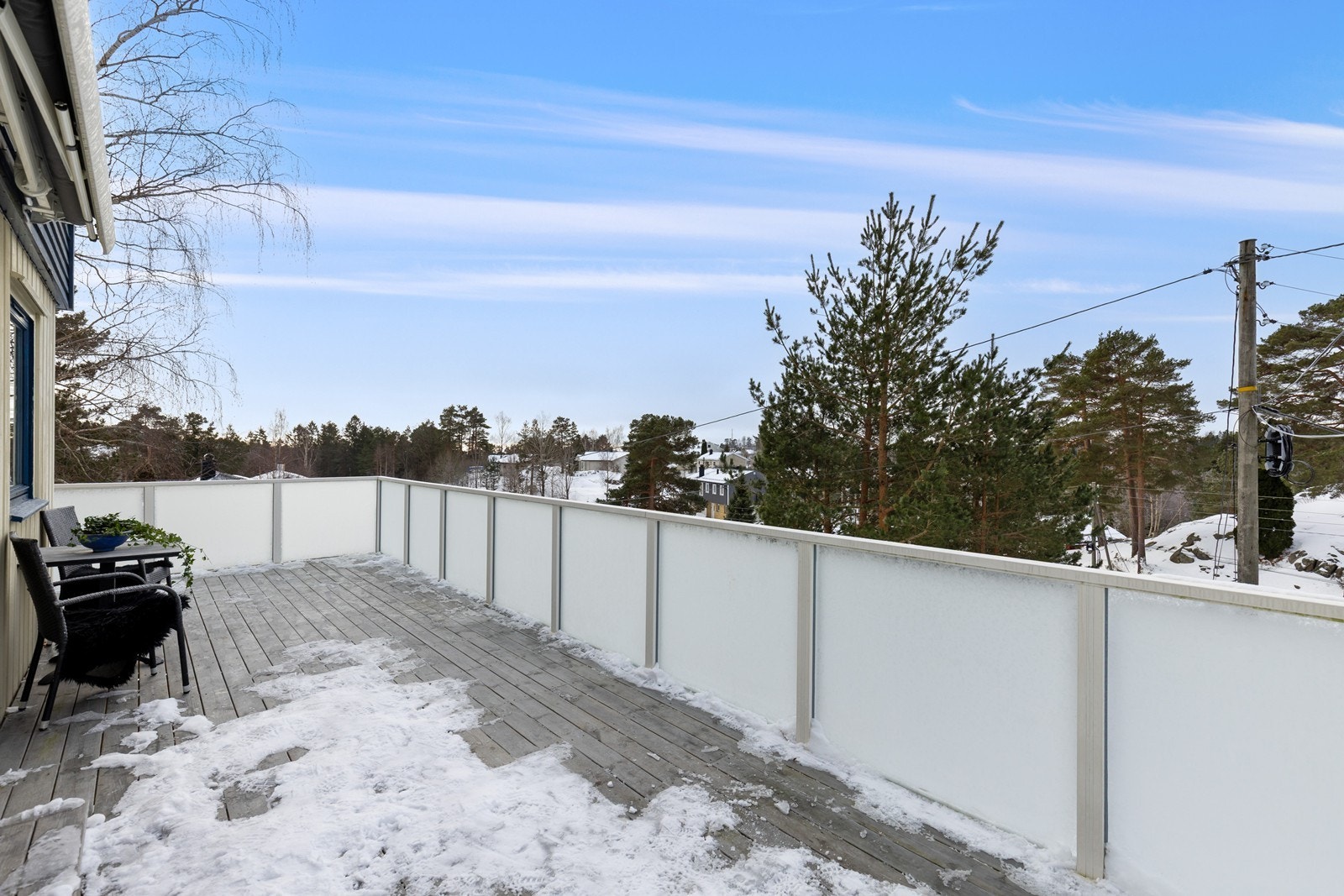 Romslig veranda med gode solforhold og god plass til møblement Galleribilde