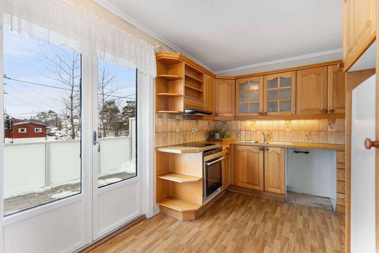 Fra kjøkkenet er det direkte adkomst til veranda gjennom doble dører Galleribilde