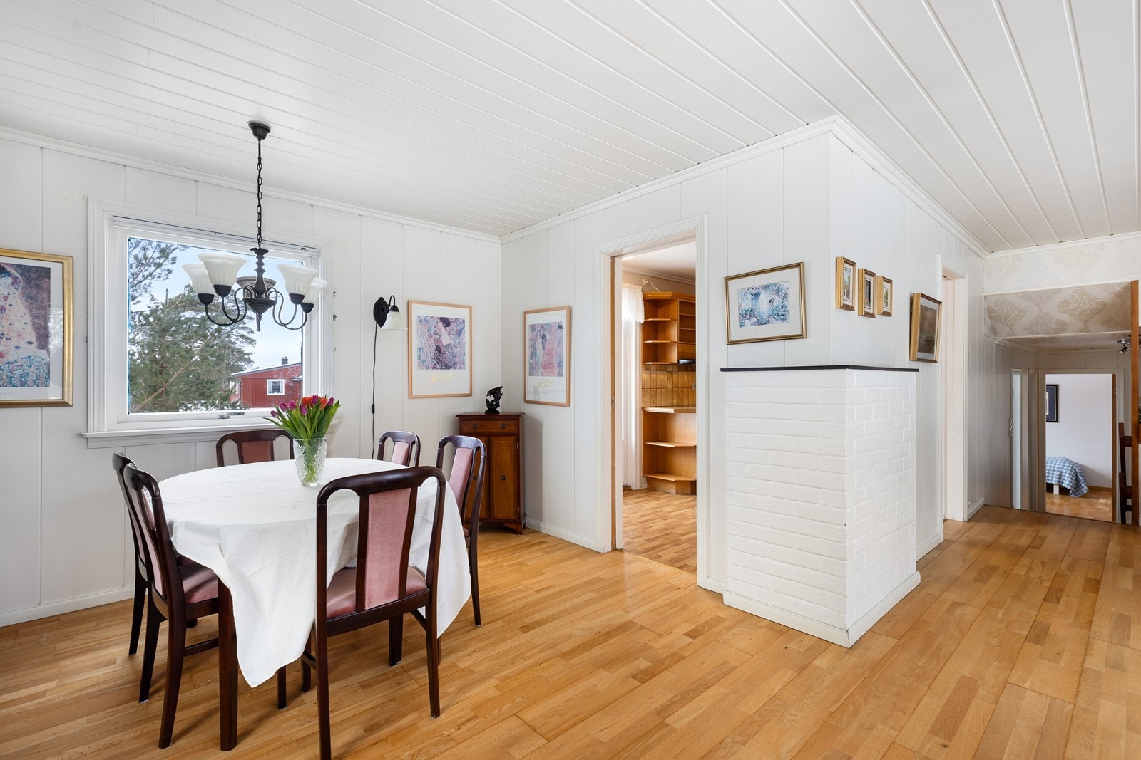 Kjøkkenet har 2 adkomster fra stune Galleribilde