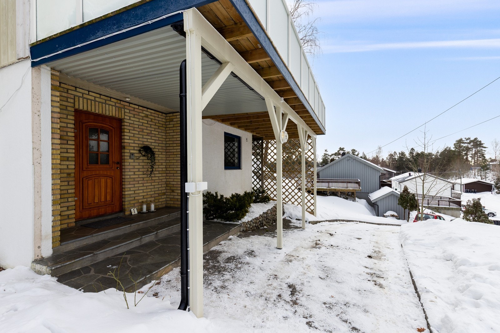 Overbygd inngangsparti med skiferdekke Galleribilde