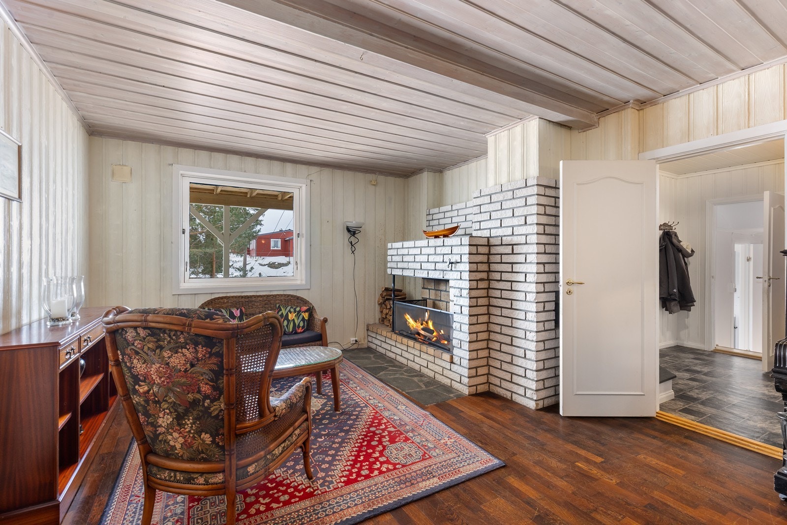 Romslig peisstue med åpen peis og god plass til møblement Galleribilde