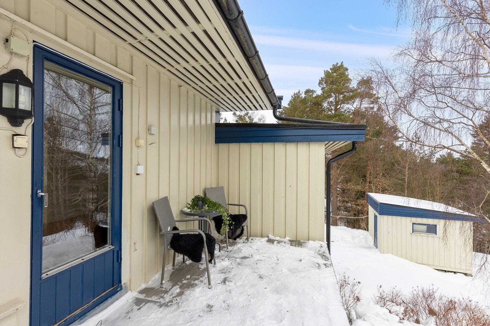 Adkomst til terrasse og hage på den andre siden av stuen Galleribilde