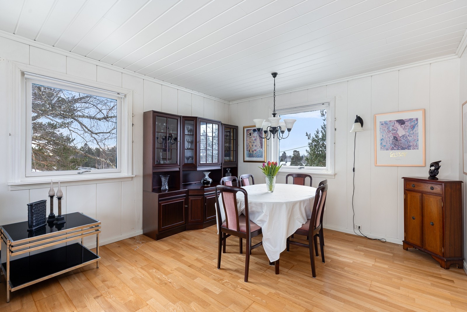 I oppholdsrommet er det også god plass til stor spisegruppe Galleribilde