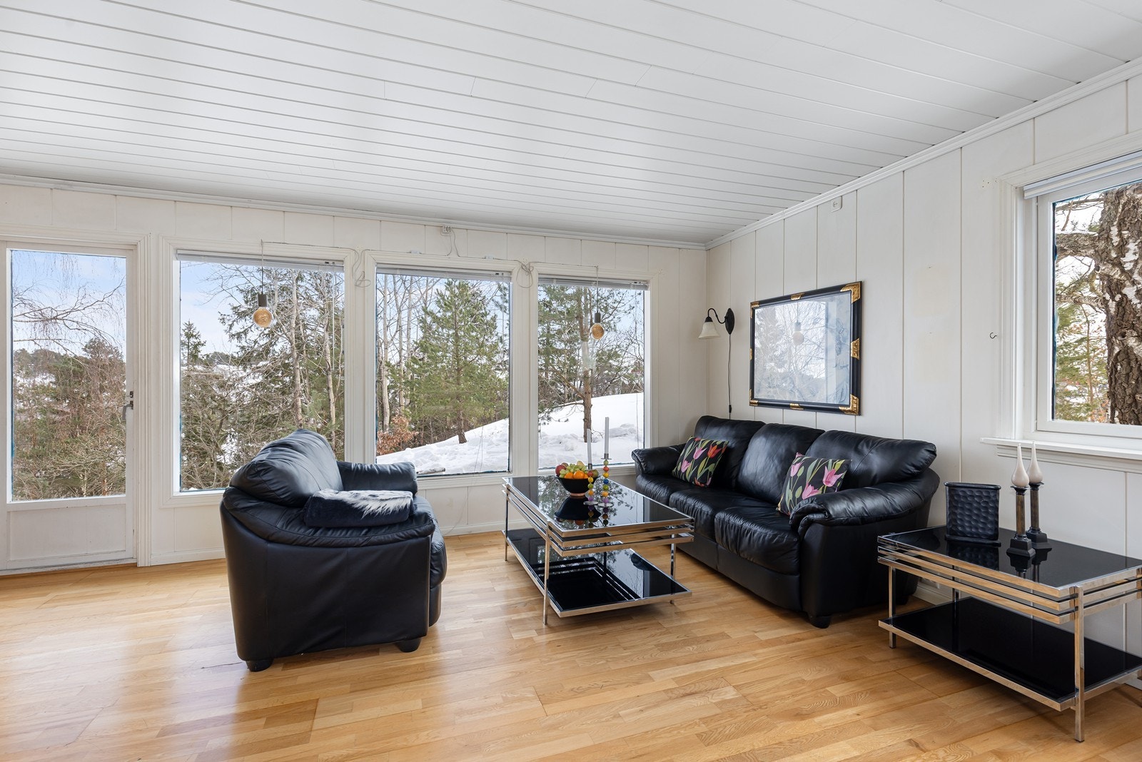 Romslig stue med store vindusflater som gir godt med naturlig lys Galleribilde