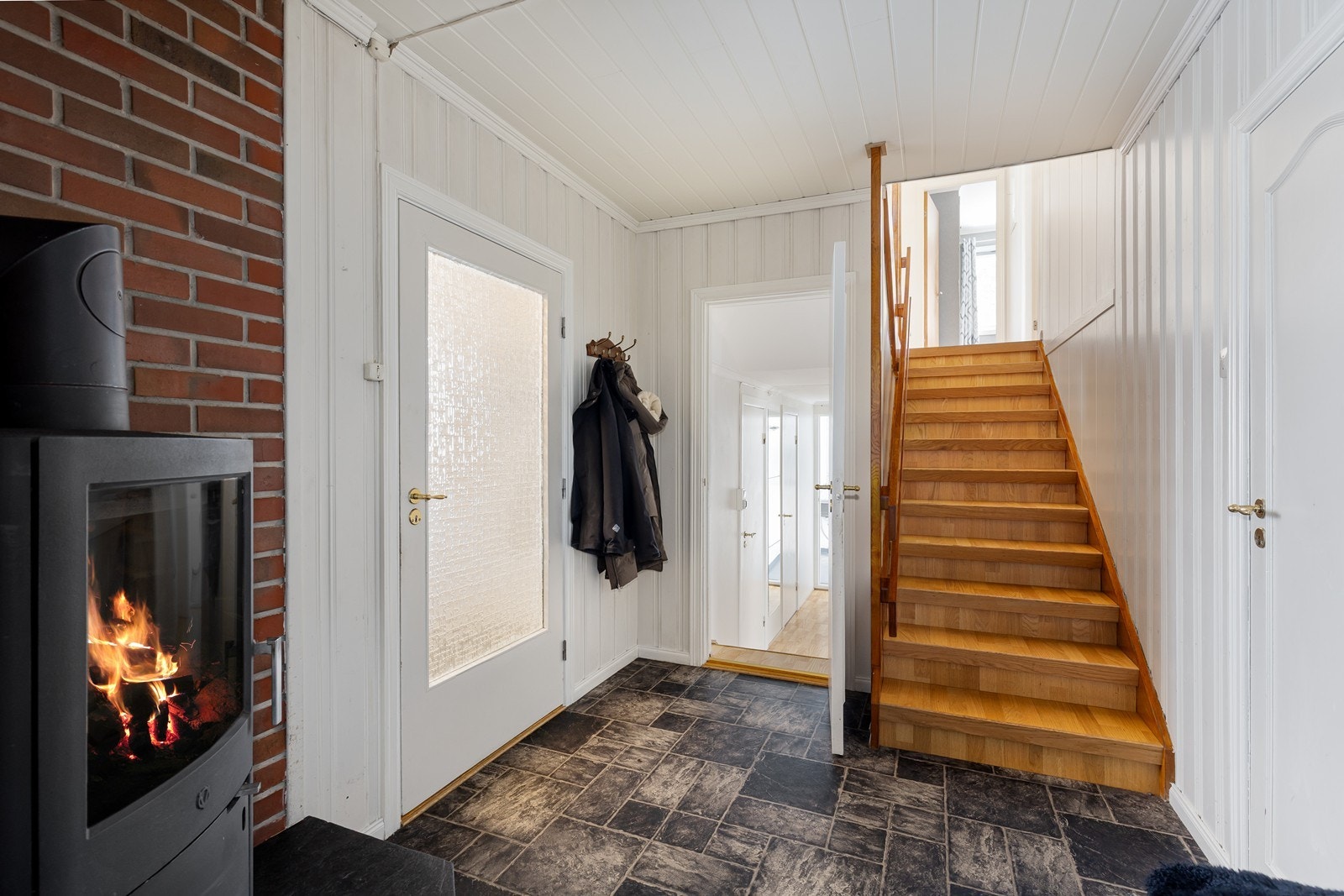 Hall med peisovn Galleribilde