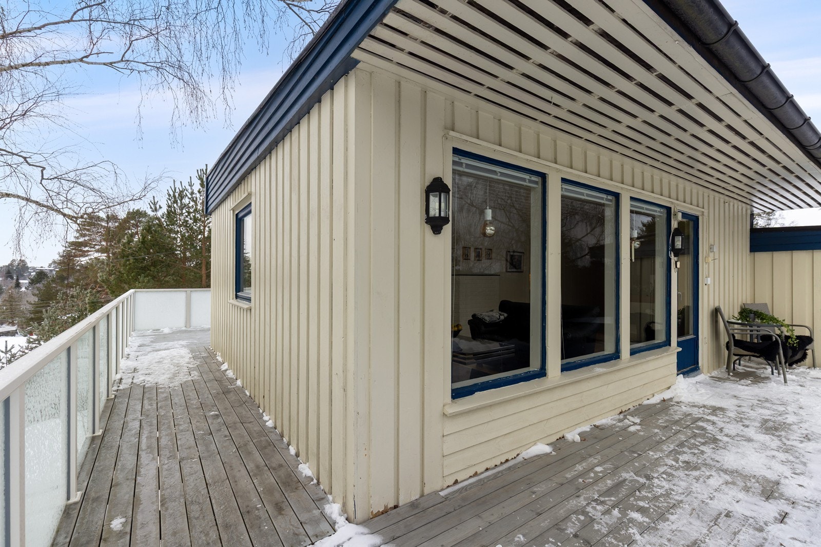 Terrasse/ veranda strekker seg rundt huset Galleribilde