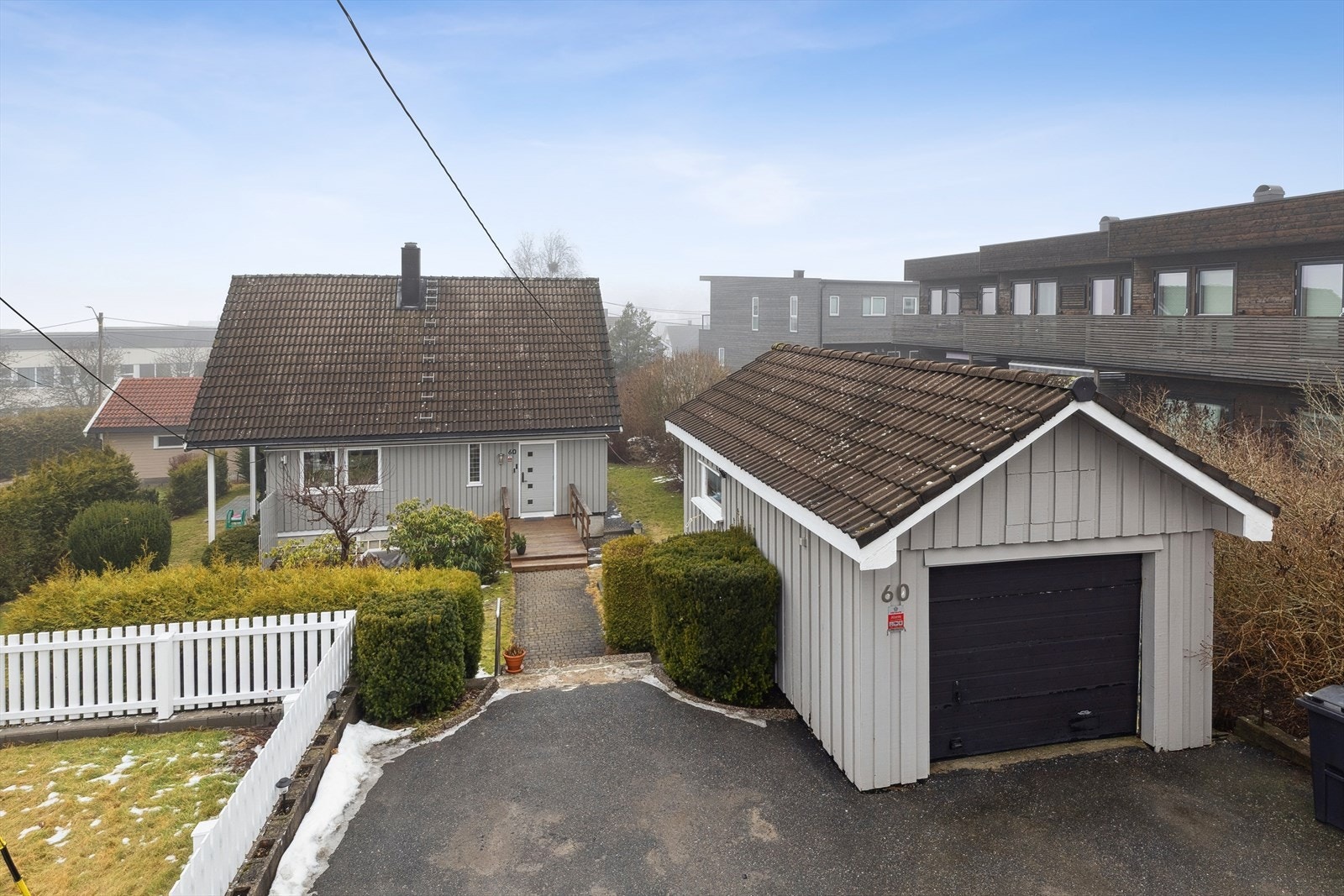 Eiendommen ligger litt tilbaketrukket på feltet. Galleribilde