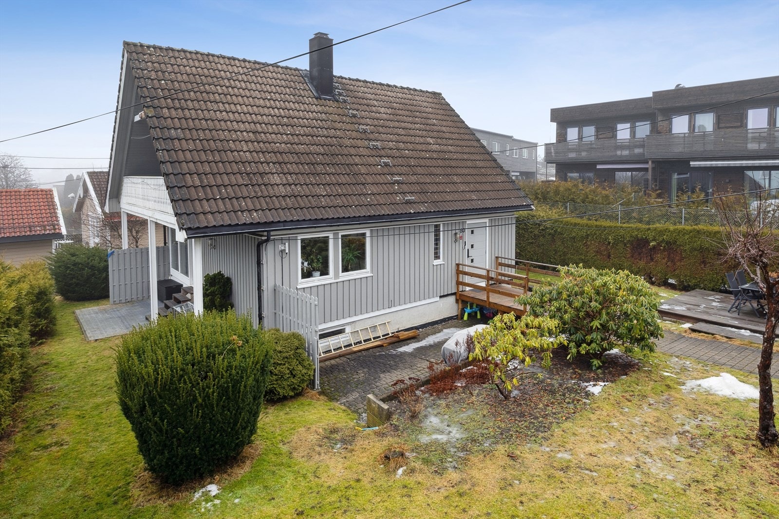 Det er gode solforhold og fin hage for lek og rekreasjon Galleribilde