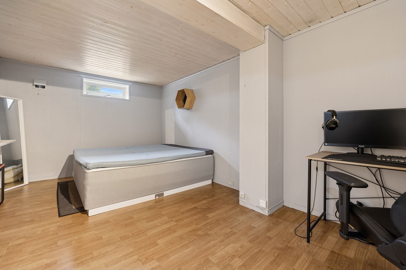 Innredet rom i underetasjen. Rommet er ikke omsøkt og tilfredsstiller ikke dagens krav til rømningsvei Galleribilde