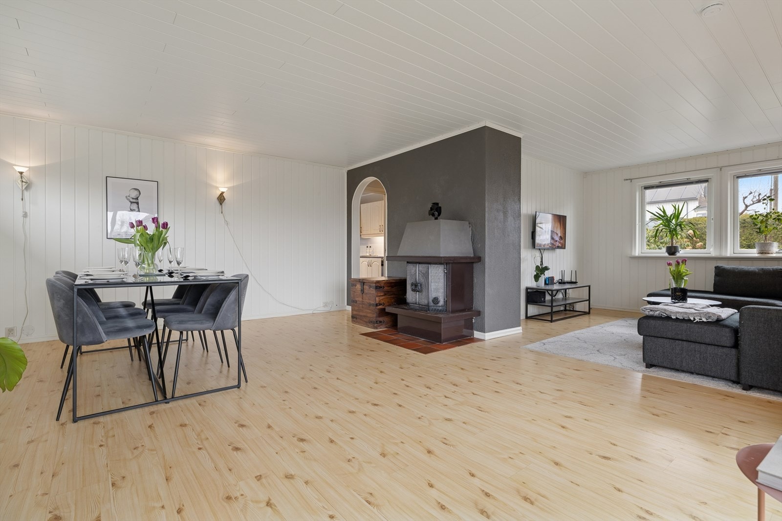 Stuen er romslig og har god plass til både sofakroken og spisebordet Galleribilde