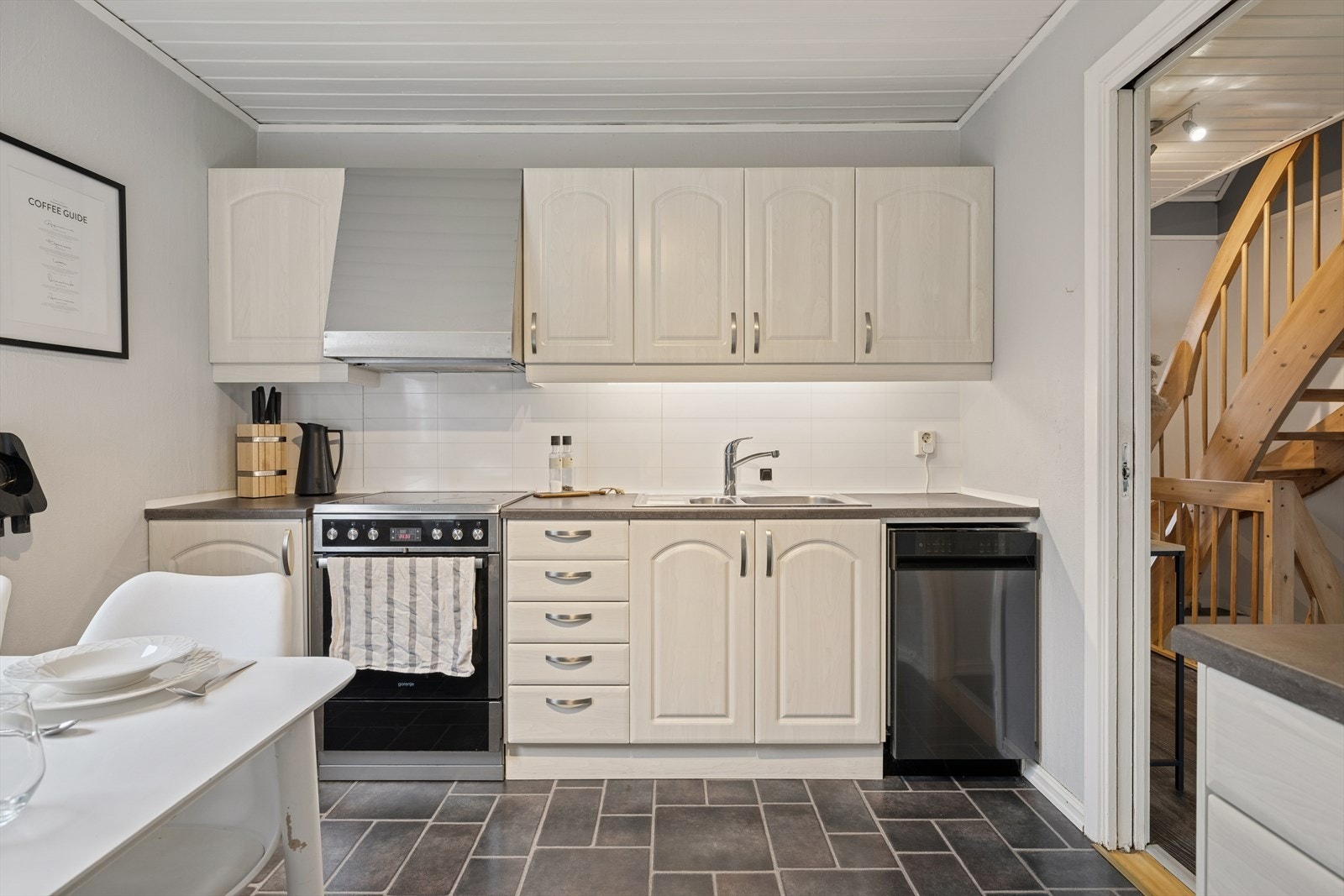 Det er godt utnyttet med skap/benkeplass Galleribilde