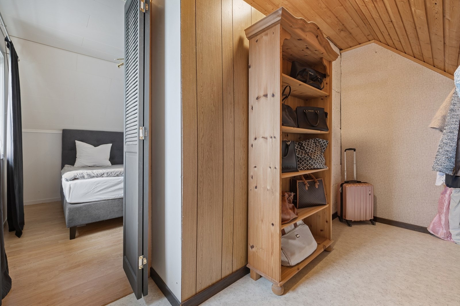 Garderoberom i tilknytning til soverommet Galleribilde