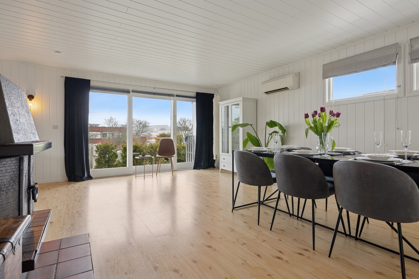 Store vindusflater sørger for godt med naturlig sollys Galleribilde