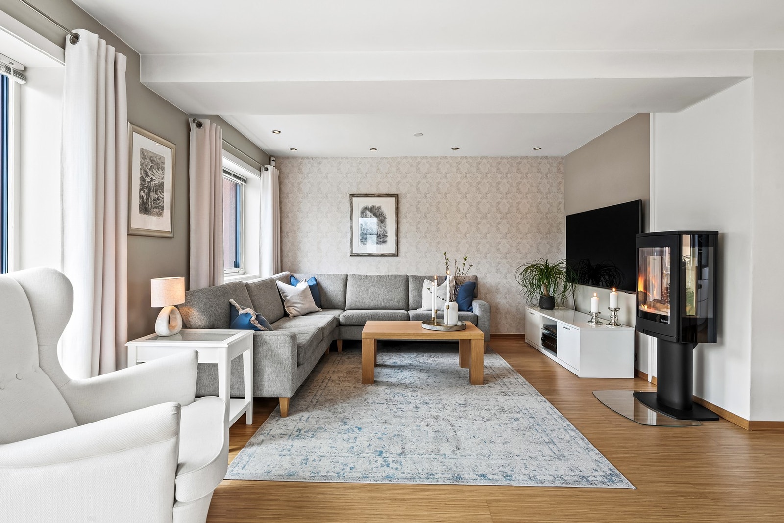 Det er god plass til å innrede med sofagruppe, lenestol og tv-/mediastasjon i stuesonen. Inkludert i felleskostnadene er 1000/1000Mbps fibernett. Galleribilde