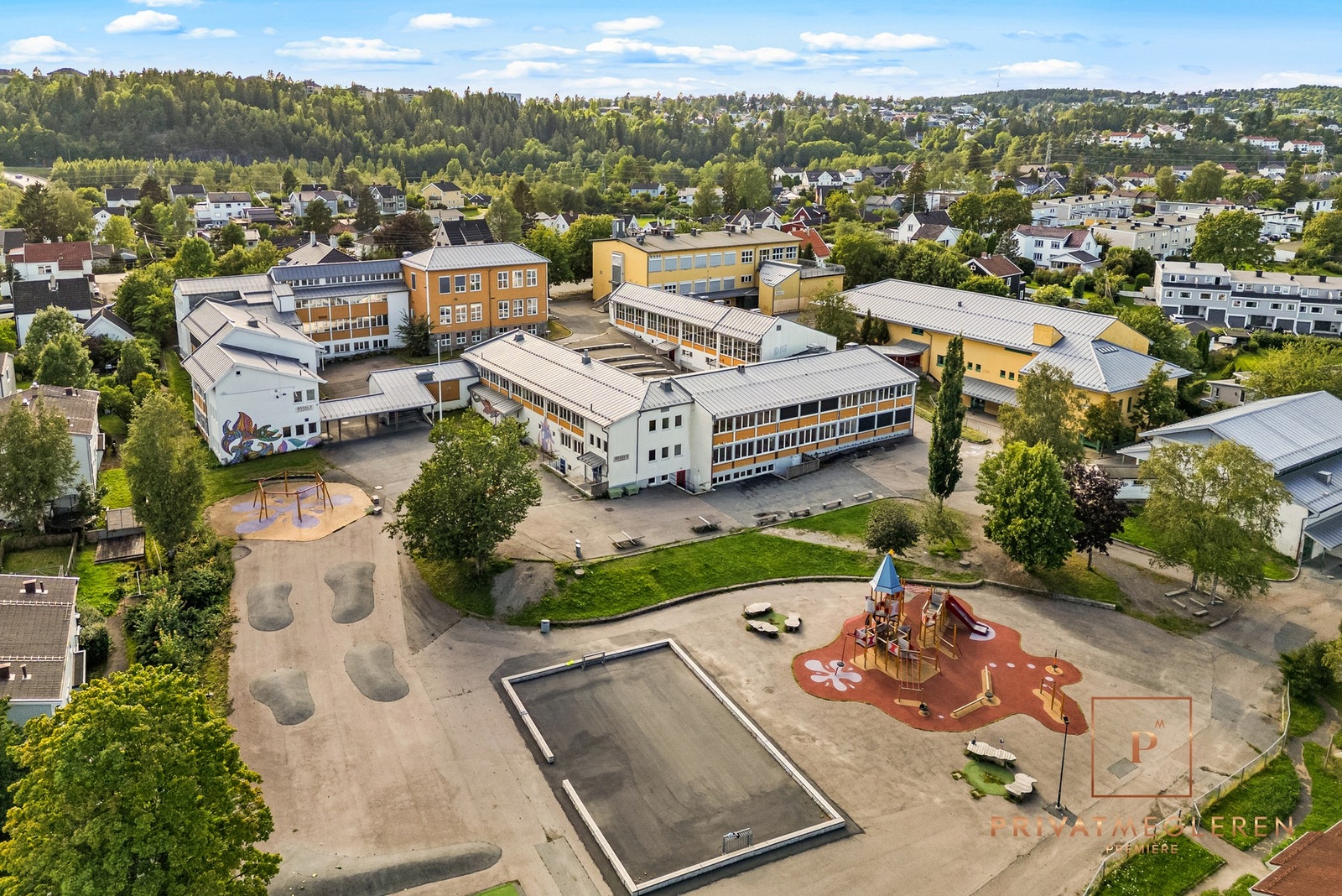 Boligen sogner til Abildsø barne- og ungdomsskole, som ligger i kort gangavstand fra boligen. Skolen har ca. 600 elever fordelt på 1. til 10. klasse, 25 klasser totalt. Skolen har også skolefritidsordningen AKS. Galleribilde
