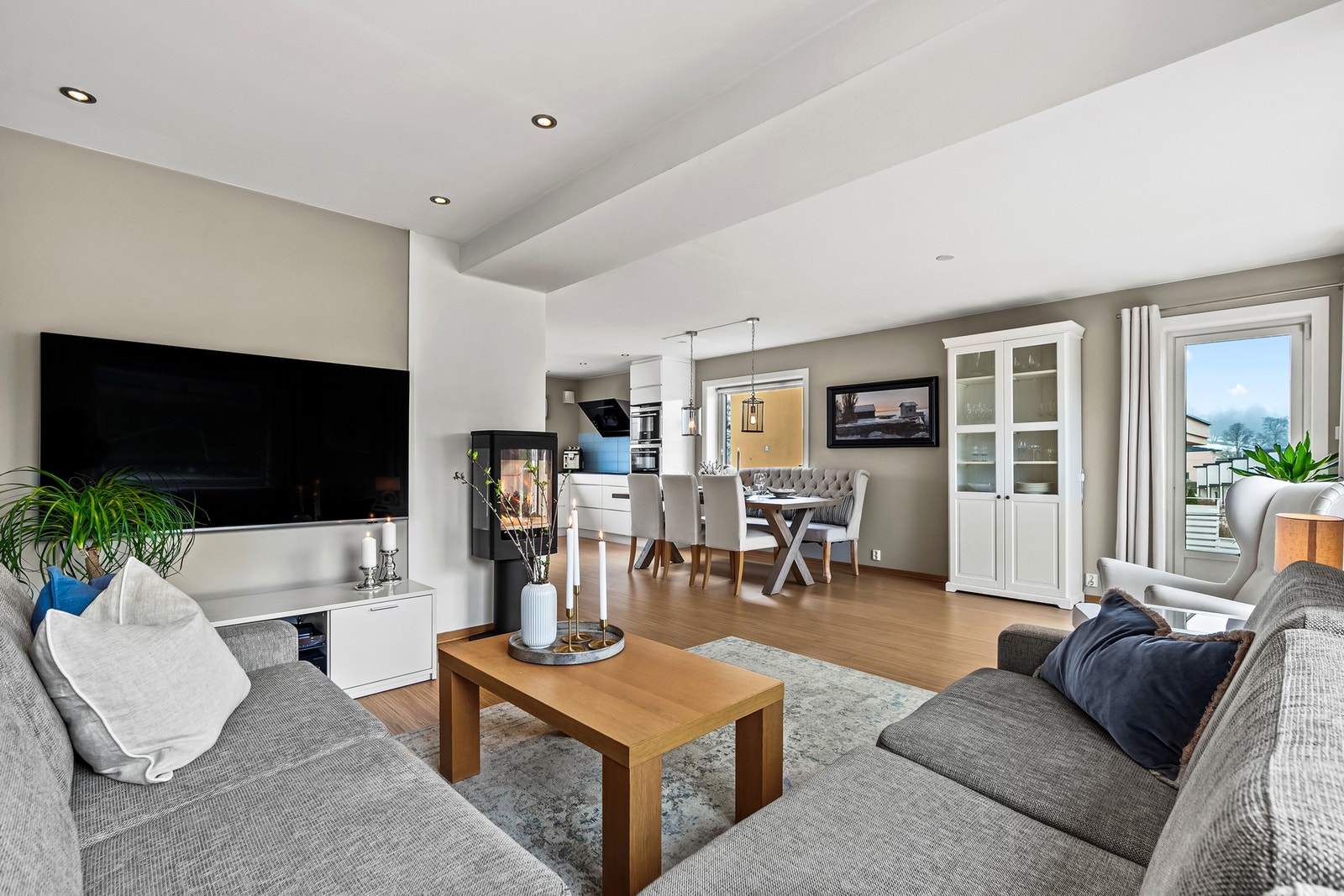 Boligen har varmematter/folie i gulvet i hele første etasje, og i tillegg er det en moderne peisovn i stuen. Galleribilde