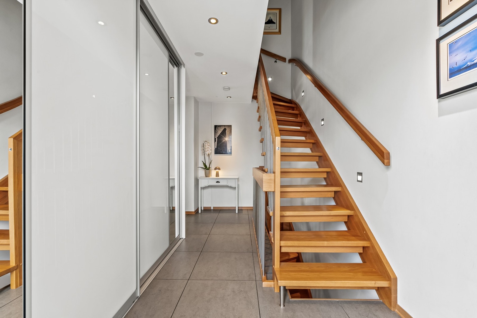 Yttertøy, sko og utstyr ryddes enkelt bort i en stor, plassbygd skyvedørsgarderobe. Vi tar turen videre opp i annen etasje. Galleribilde