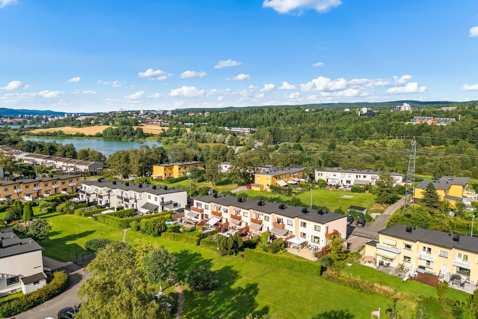 Arkitekturen er stram og tidløs. Rekkehuset ligger på en solrik tomt, i et trivelig og barnevennlig område. Det er ikke gjennomgangstrafikk i Langerudsvingen. Galleribilde