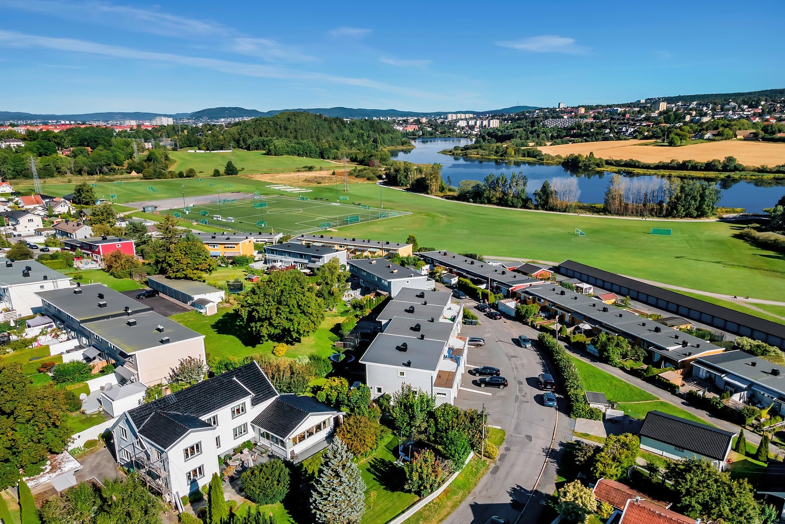 Stort idrettsanlegg på Abildsøfeltet rett ved skolen. Abildsø idrettsforening har et bredt tilbud innen fotball og råder over et stort fotballfelt og et klubbhus ved Østensjøvannet. Galleribilde