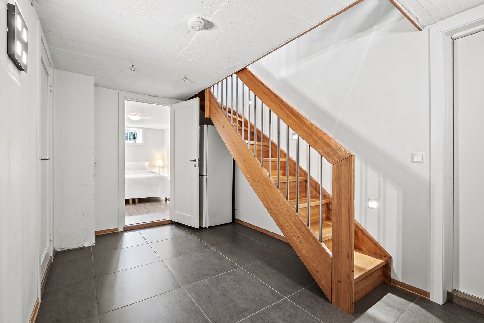 Kjelleren er elektrisk oppvarmet med varmematter/folie med termostater i hele kjelleren. Under trappen er det fin plass til å innrede med en oppbevaringsløsning. Galleribilde