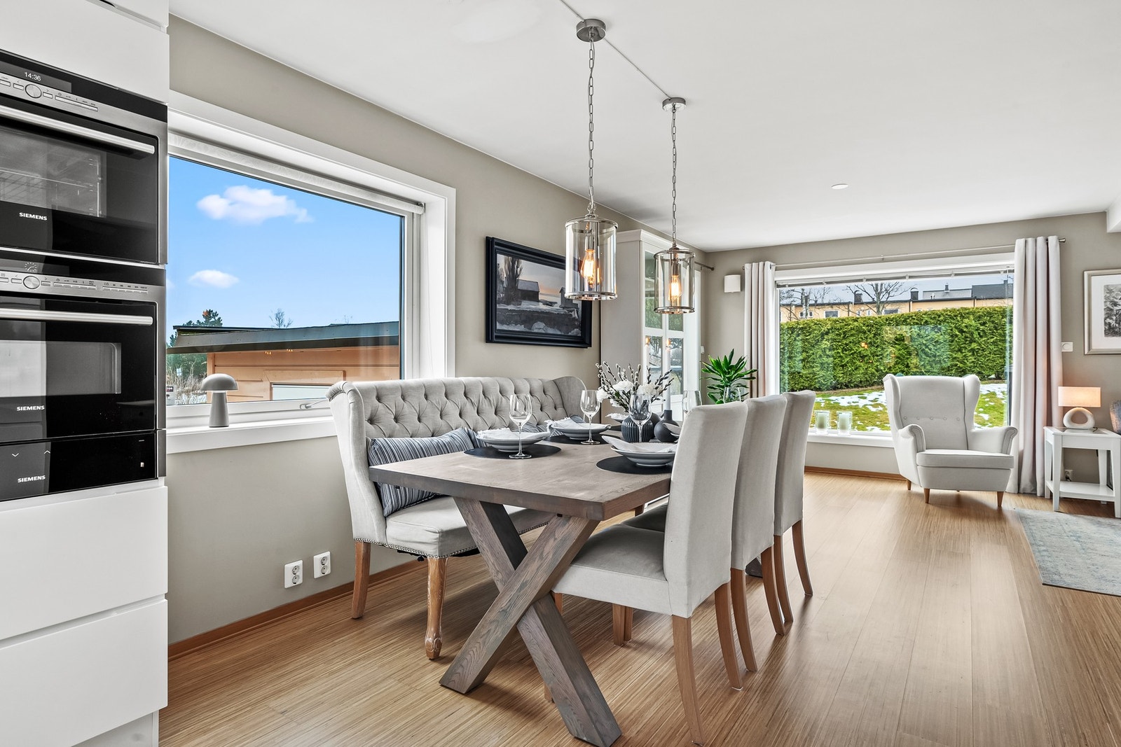 Stuen får godt med naturlig lysinnslipp fra store vindusflater. Beliggenheten på enden gir et ekstra vindu på endeveggen. Vinduene, balkongdøren og ytterdør er fra 2012. Galleribilde