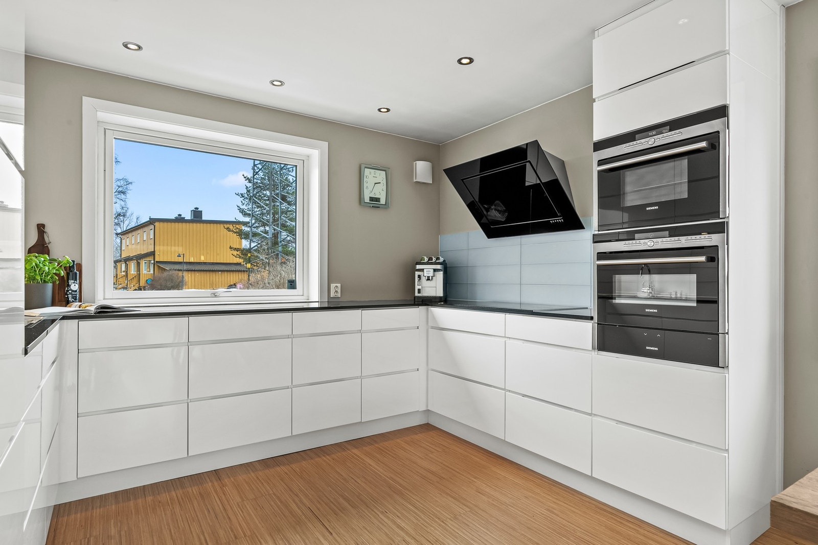 Videre er kjøkkenet utstyrt med integrerte hvitevarer som oppvaskmaskin, kjøleskap, kombi dampovn, stekeovn med varmeskuff og 90 cm koketopp, benkestikk og god arbeidsbelysning. Galleribilde