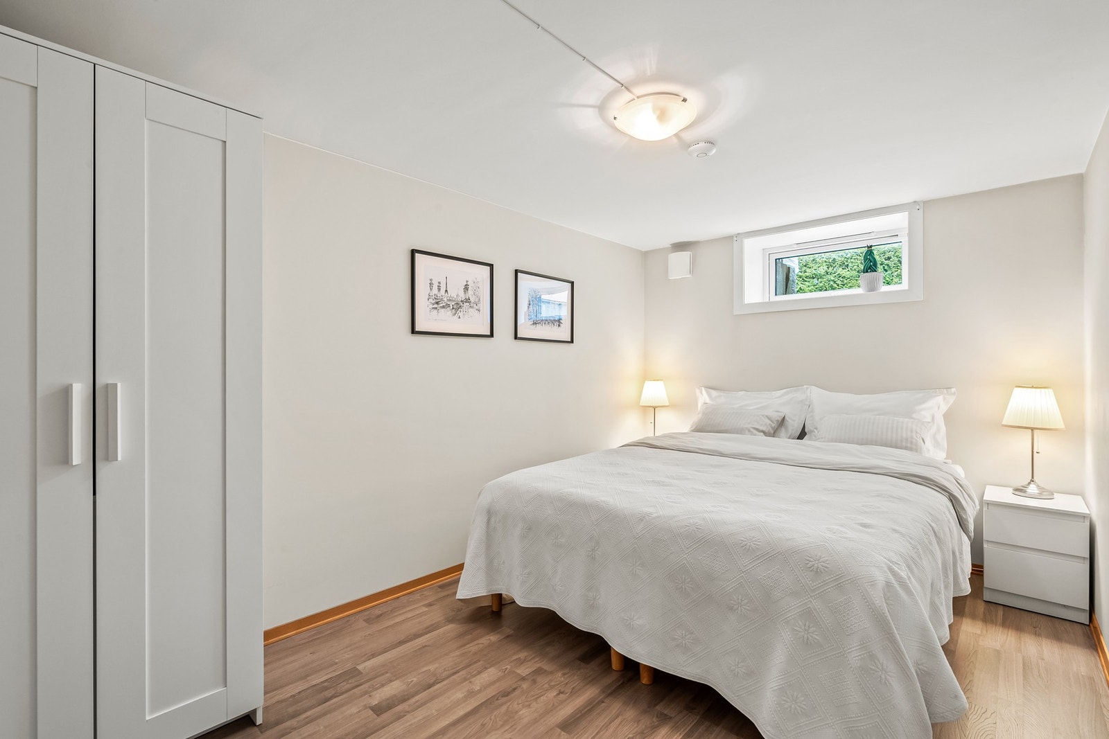 Rommet innredet som soverom i kjelleretasjen har lysmalte vegger og tidsmessig laminatgulv med gulvvarme. Rommet er ikke godkjent for varig opphold. Galleribilde