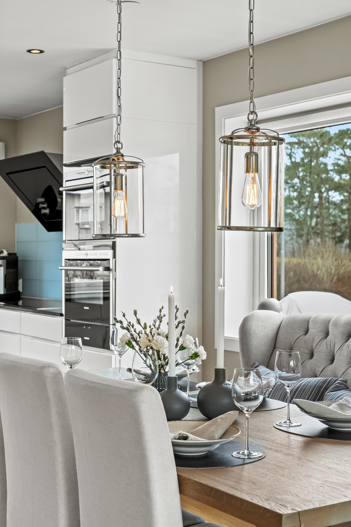 I sonen mellom stuen og kjøkkenet passer det utmerket å innrede med et spisebord. Her ligger alt til rette for å samle både venner og familie til hyggelige stunder. Galleribilde