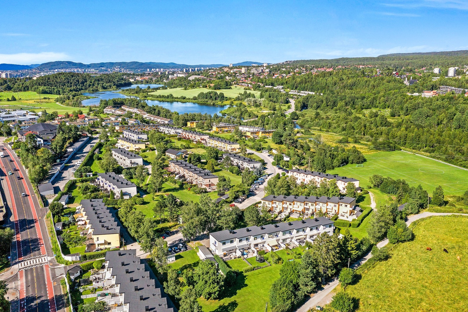 Nærmeste bussholdeplasser (Lille Langerud og Abildsø) ligger ca. 3-4 minutter i gangavstand fra boligen. Herfra går buss nr. 79, 70, 70Ekspress, 78B og 70N. Flott sykkelvei til Oslo sentrum til venstre i bildet. Galleribilde