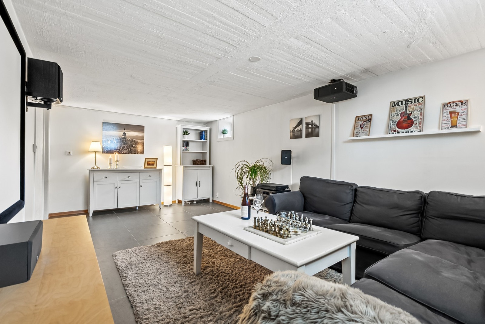 Rommet er av god størrelse, har gulvvarme og fin møbleringsfrihet. Galleribilde