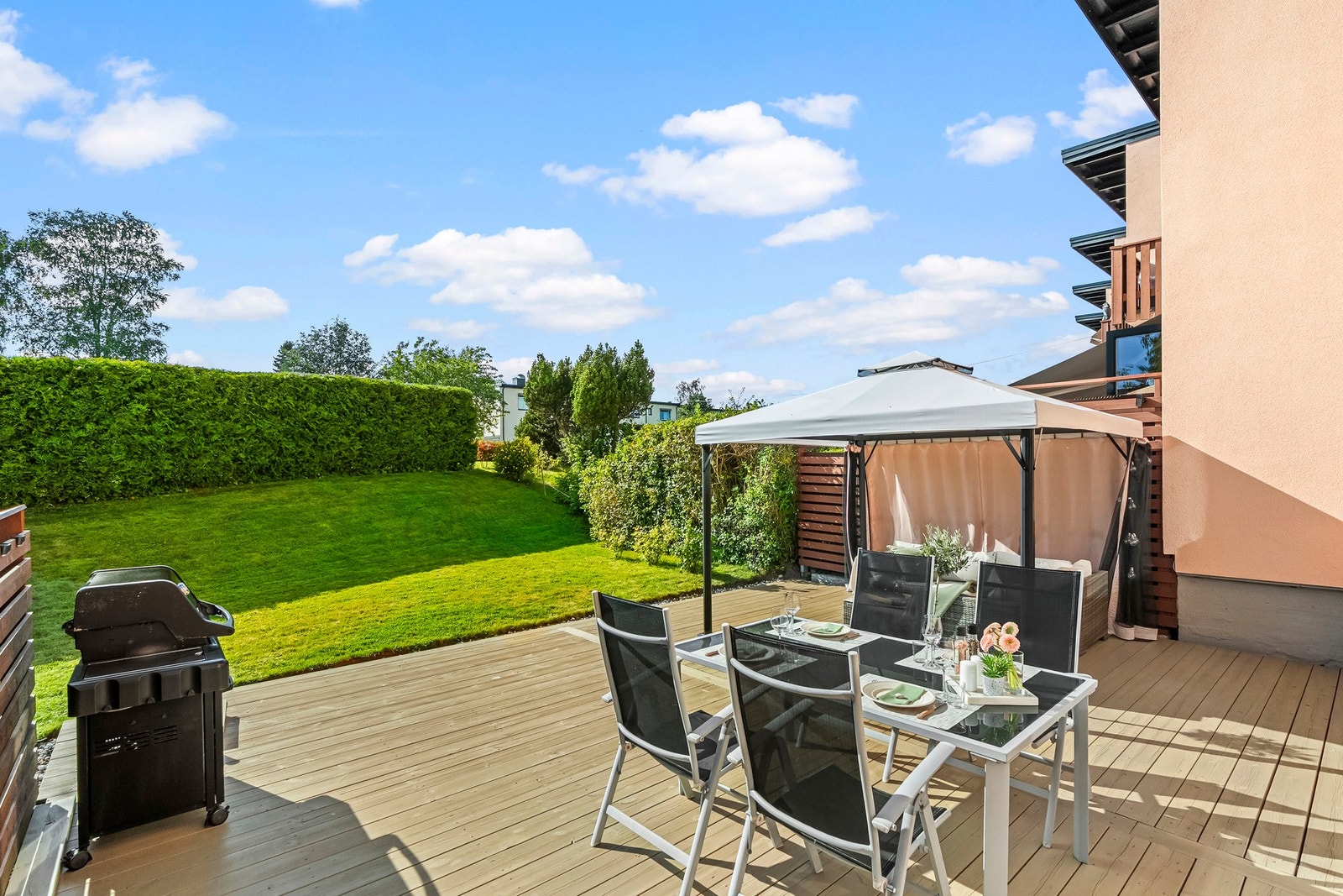 Boligen har utgang fra stuen til en vestvendt terrasse på ca. 44 kvm. Her kan meget gode solforhold nytes lunt og usjenert, og det er utmerket plass til grill og ønsket utemøblement. Galleribilde