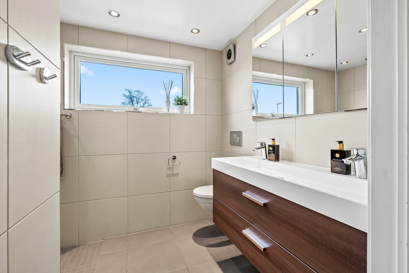 Boligen inneholder et bad og et bad/vaskerom i kjelleren. Begge ble oppusset i 2012 av fagfolk. Galleribilde