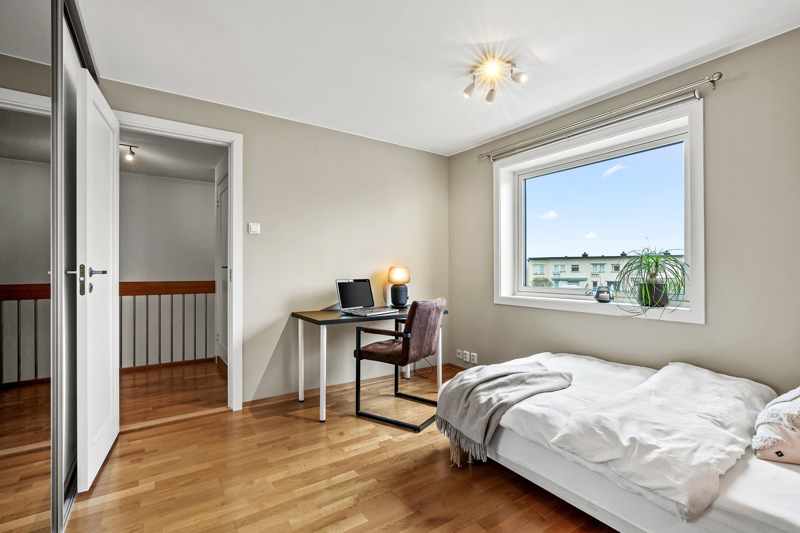 Rommet har plass til både seng og kontorpult. Galleribilde