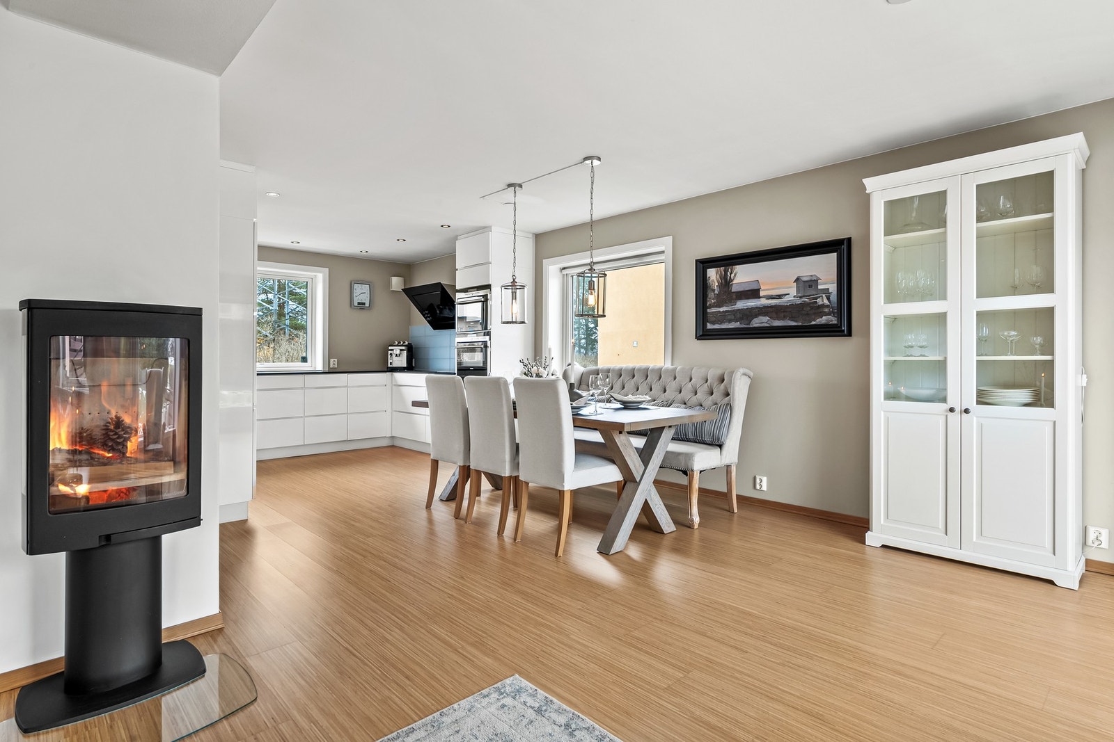 Stuen ligger i åpen løsning med kjøkkenet, og sammen danner de et innbydende allrom som dekker store deler av første etasje. Galleribilde