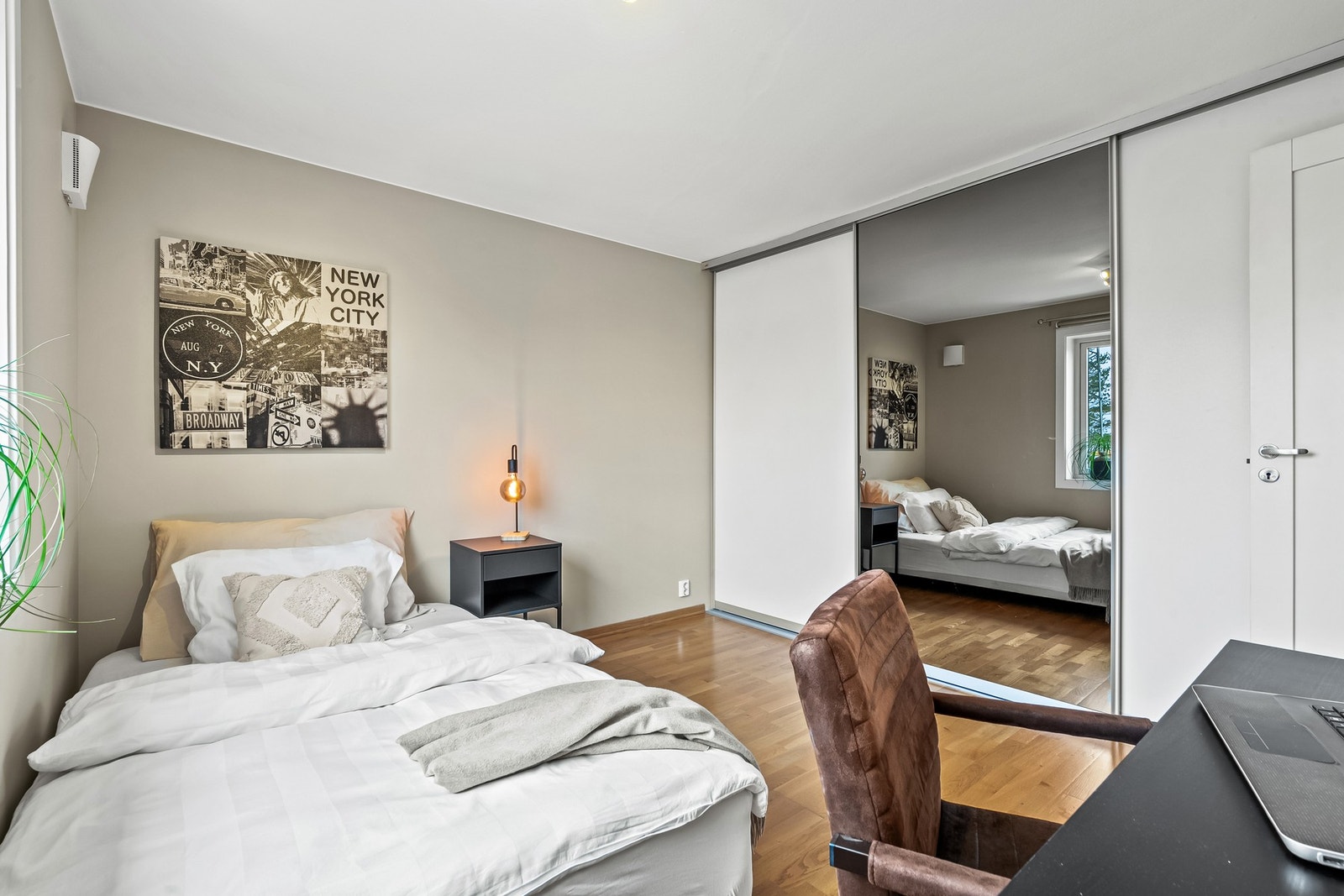 Godt med lagringsplass i en stor skyvedørsgarderobe. Galleribilde