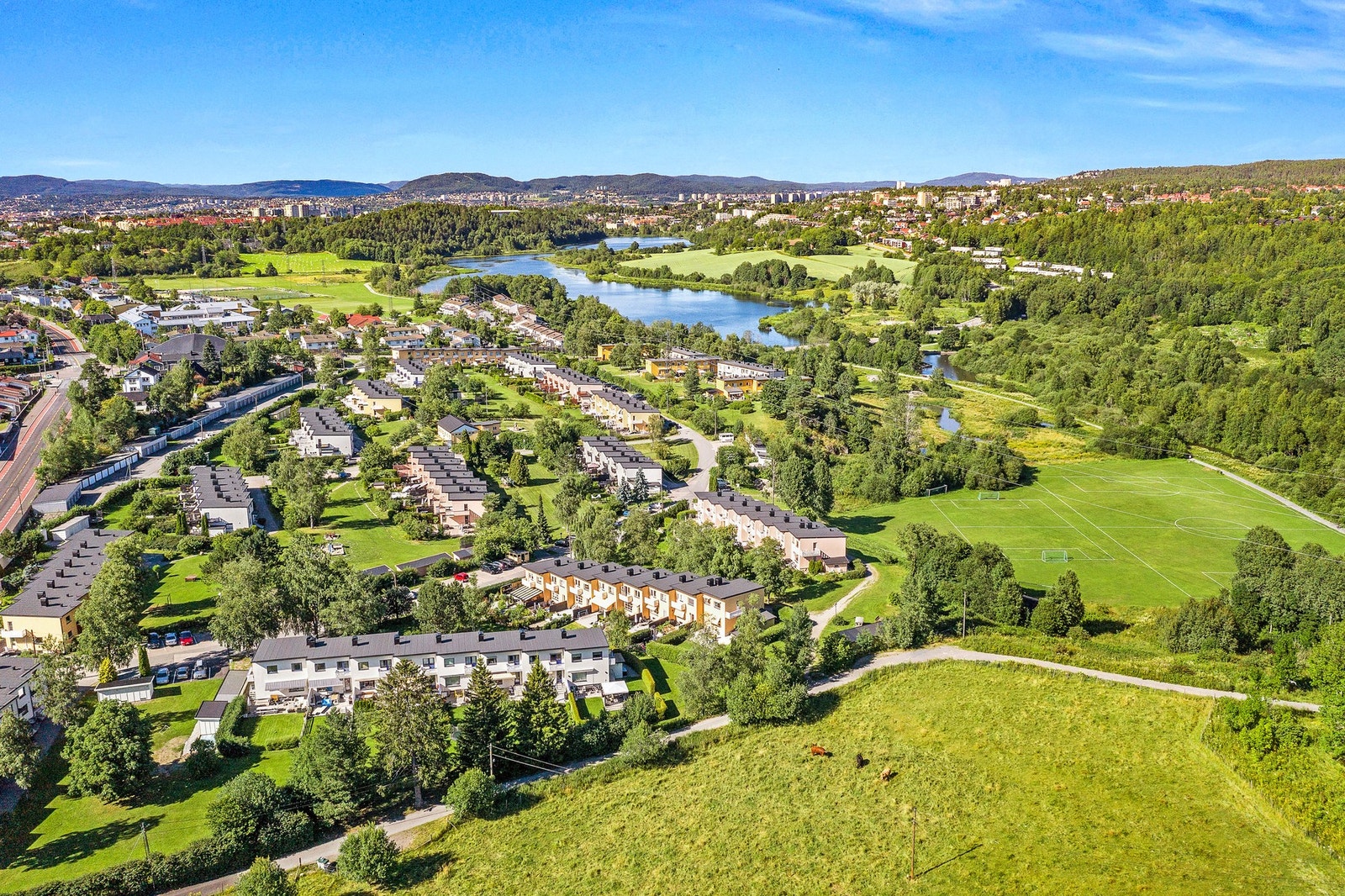 Til høyre i bildet er det akebakke og fotballbane. Følger du turstien på bildet kommer du rett inn i Østmarka. Galleribilde