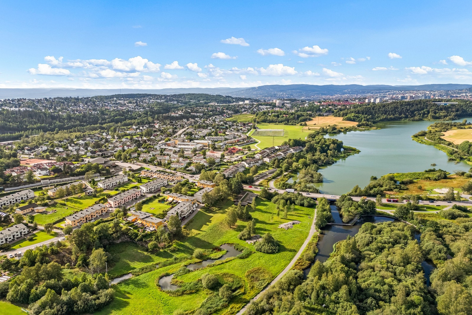 Rekkehuset ligger med Østensjøvannet som nærmeste nabo og har kort vei til Østmarka. Østensjøvannet er et av bydelens mest brukte tur- og rekreasjonsområder. Galleribilde