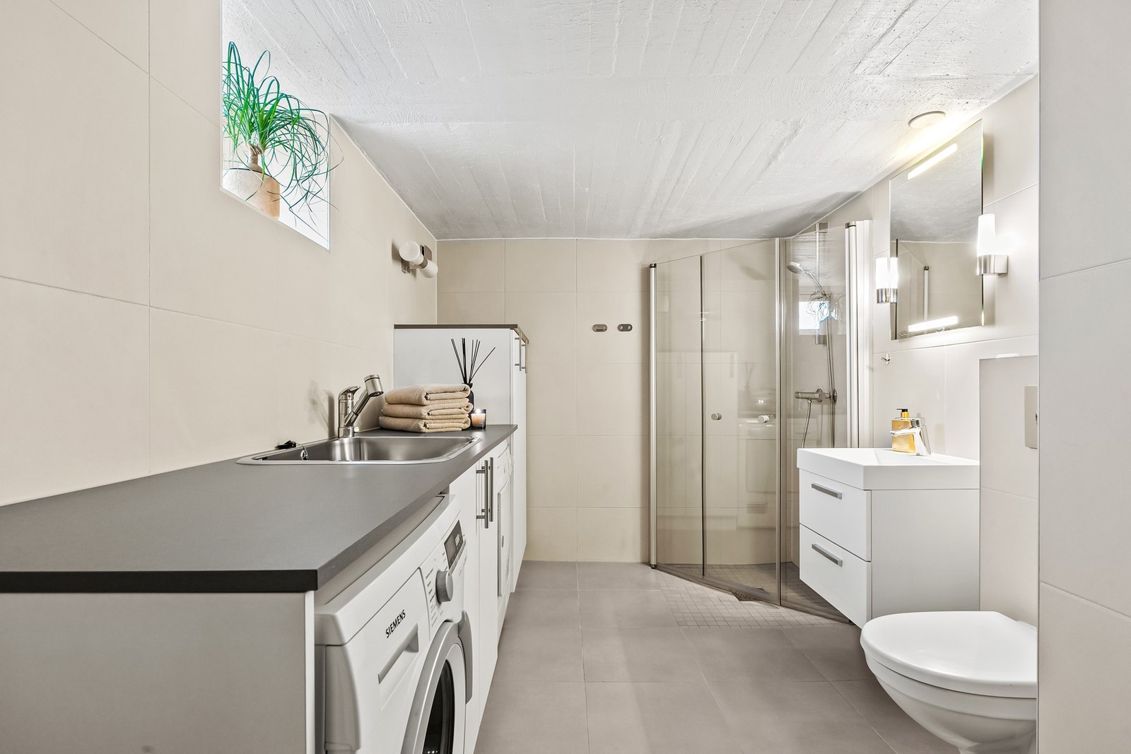 I kjelleren er det det et stort bad/vaskerom som ble oppusset i 2012 av fagfolk. Et kjærkomment rom for barnefamilien. Galleribilde