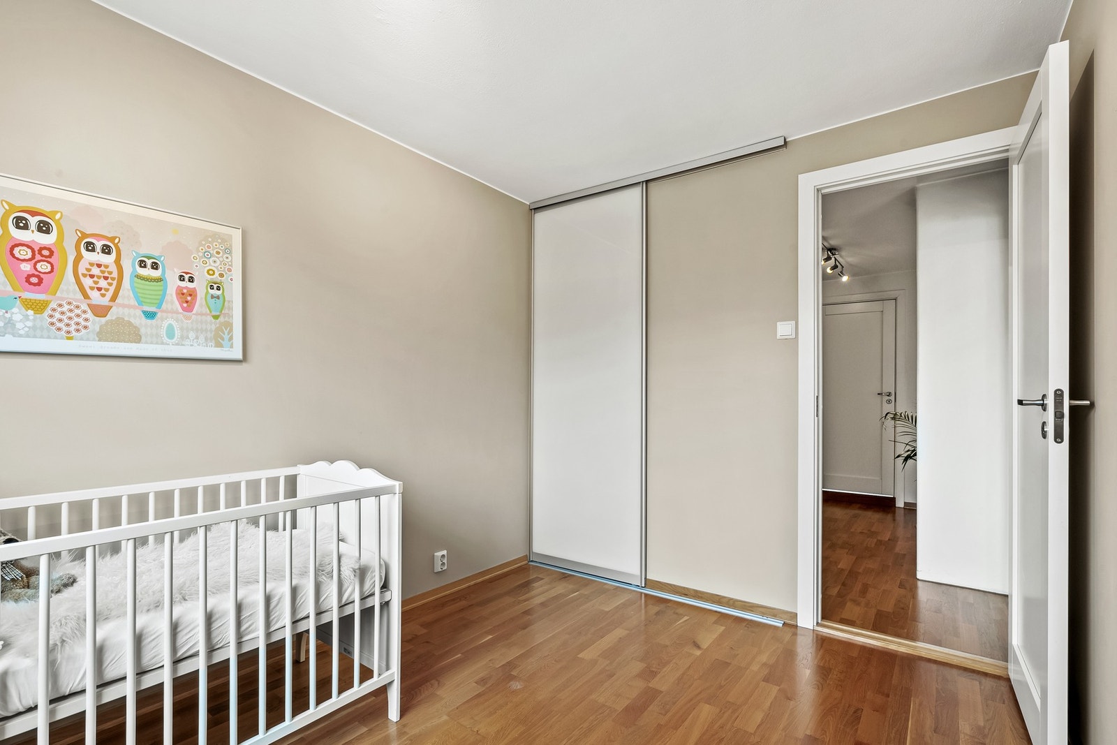 Godt med lagringsplass i en skyvedørsgarderobe. Galleribilde