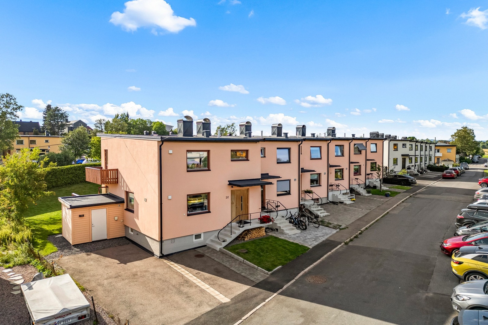 Boligen ligger flott til på enden og har både egen biloppstillingsplass med plass til tre biler og god lagringsplass i en praktisk utebod med innlagt strøm. Elbil-lader er montert på boden. Galleribilde