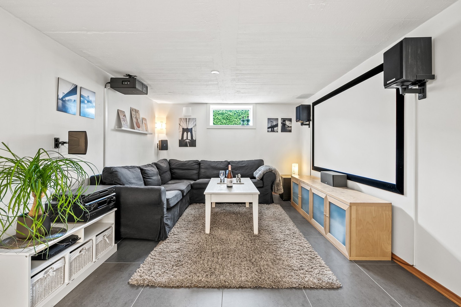 I kjelleren er det et luftig rom innredet og brukt som kjellerstue. Rommet er ikke godkjent for varig opphold. Galleribilde