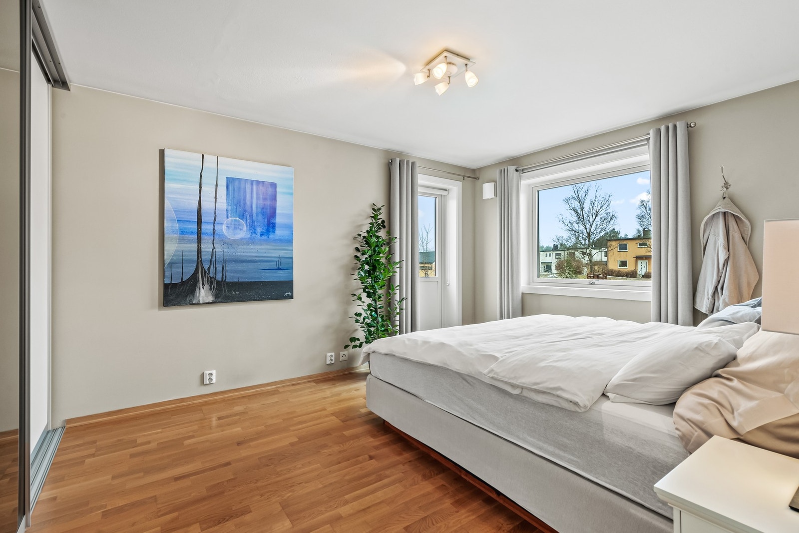 I likhet med resten av boligen er rommene pusset opp i 2012, og de beigemalte veggene står godt til parkettgulvene. Galleribilde