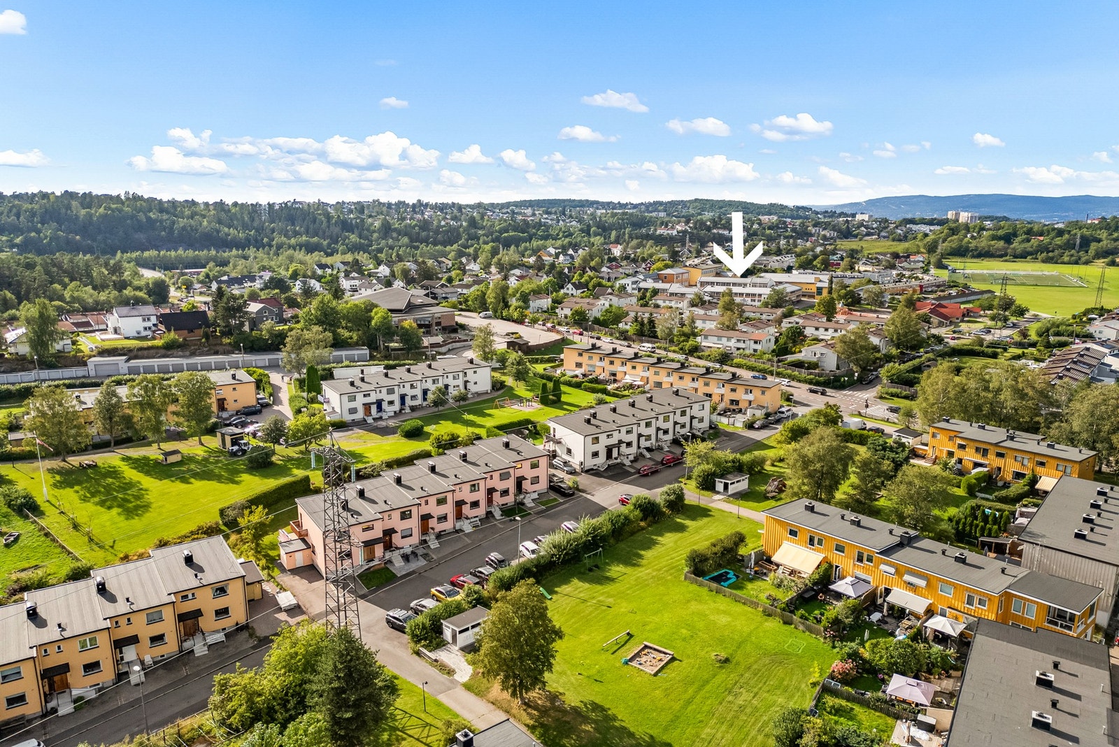 Fra boligen er det kort gangavstand til Abildsø barne- og ungdomsskole (markert med pil). Det er også flere barnehager i nærområdet, deriblant Lille Langerud barnehage på velforeningens tomt. Galleribilde