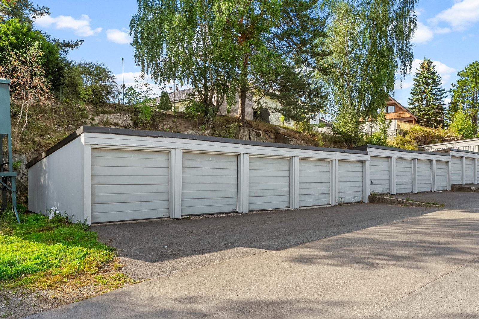 I tillegg til biloppstillingsplass foran huset disponerer boligen en garasjeplass i felles rekkeanlegg. Garasjen har motorisert leddport. Galleribilde